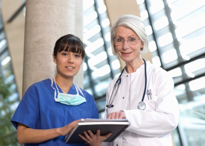 Scrub nurse and woman doctor